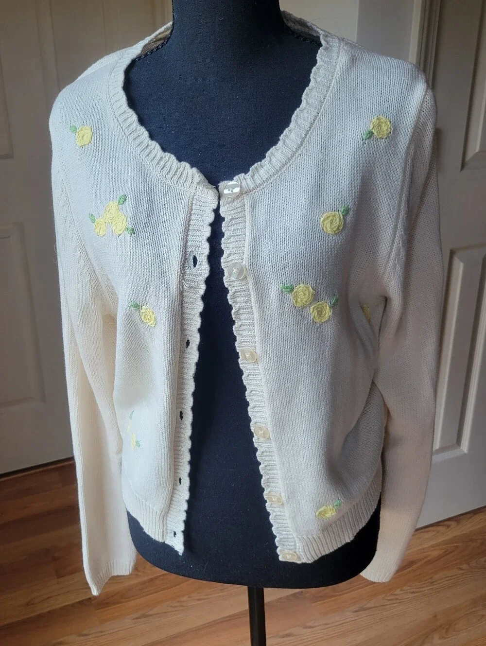 NWT Jessica Simpson Cream Cardigan with Yellow Rose Embroidery Size M